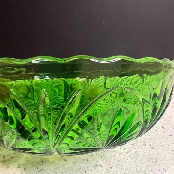 Vintage Anchor Hocking Medallion Press Cut Green Glass Large Berry Veg Bowl 8 - Picture 3 of 9
